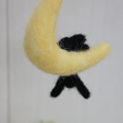 三日月に黒猫(くろねこ)がぶらさがっている　フェルト人形モビール 1枚目の画像