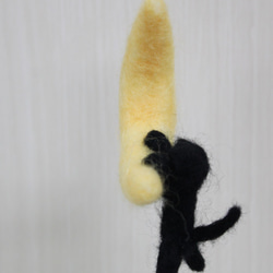 三日月に黒猫(くろねこ)がぶらさがっている　フェルト人形モビール 2枚目の画像