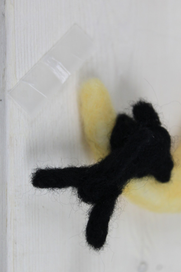 三日月に黒猫(くろねこ)がぶらさがっている　フェルト人形モビール 5枚目の画像