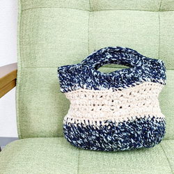 涼し気な2色の毛糸の手編み　ニットミニバッグ　マルシェバッグ　グラニーバッグ 1枚目の画像