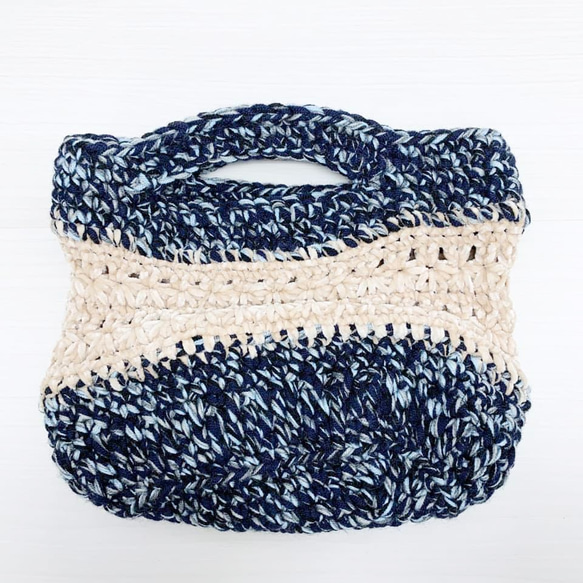 涼し気な2色の毛糸の手編み　ニットミニバッグ　マルシェバッグ　グラニーバッグ 2枚目の画像