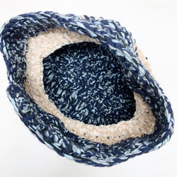 涼し気な2色の毛糸の手編み　ニットミニバッグ　マルシェバッグ　グラニーバッグ 3枚目の画像