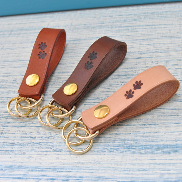 肉球足跡の刻印（焼印）入り ヌメ革ホックボタン付きキーホルダー