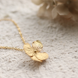 ゴールドアナベル癒し（紫陽花）ネックレス 1枚目の画像