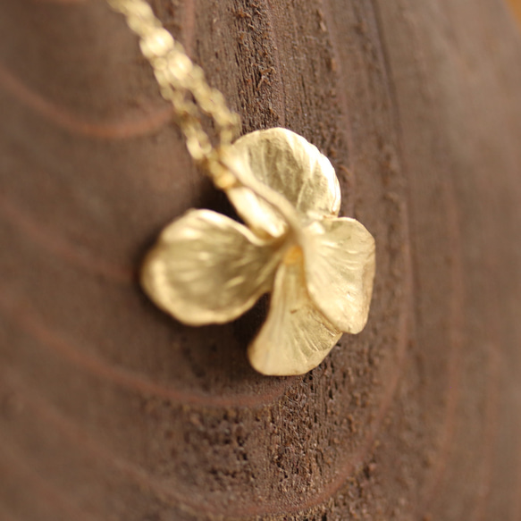 ゴールドアナベル癒し（紫陽花）ネックレス 4枚目の画像