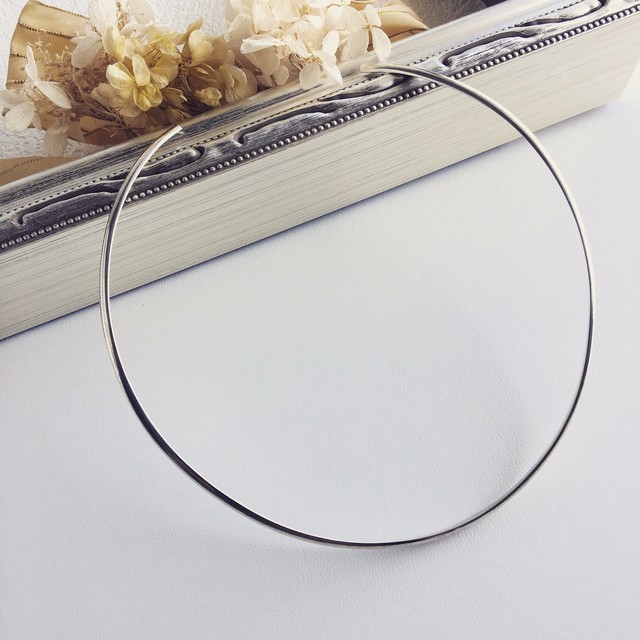 なめらかなシルバーチョーカー