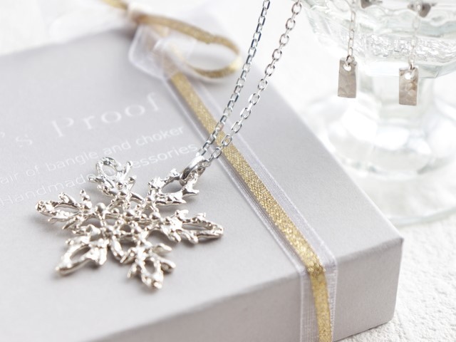 ほんわか雪の結晶ネックレス【選べるギフト】