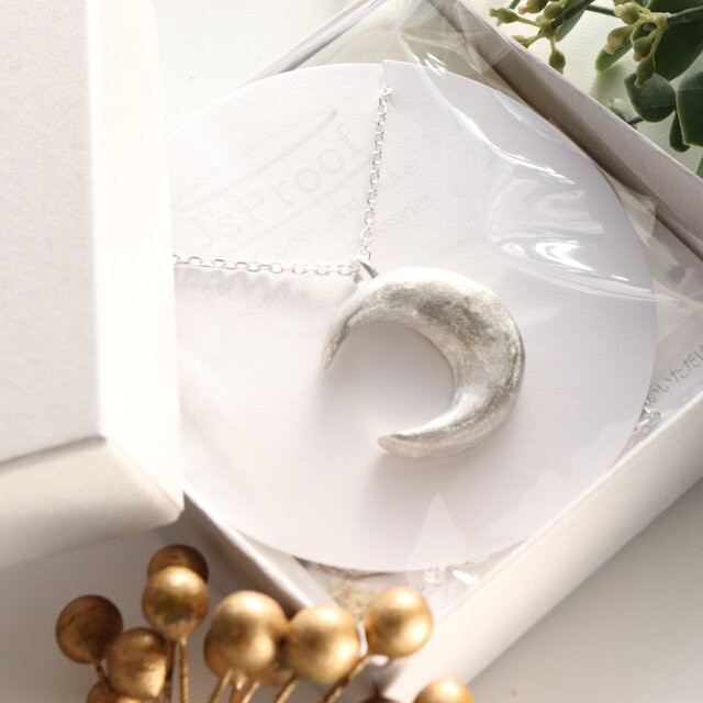 銀に輝く月ネックレス