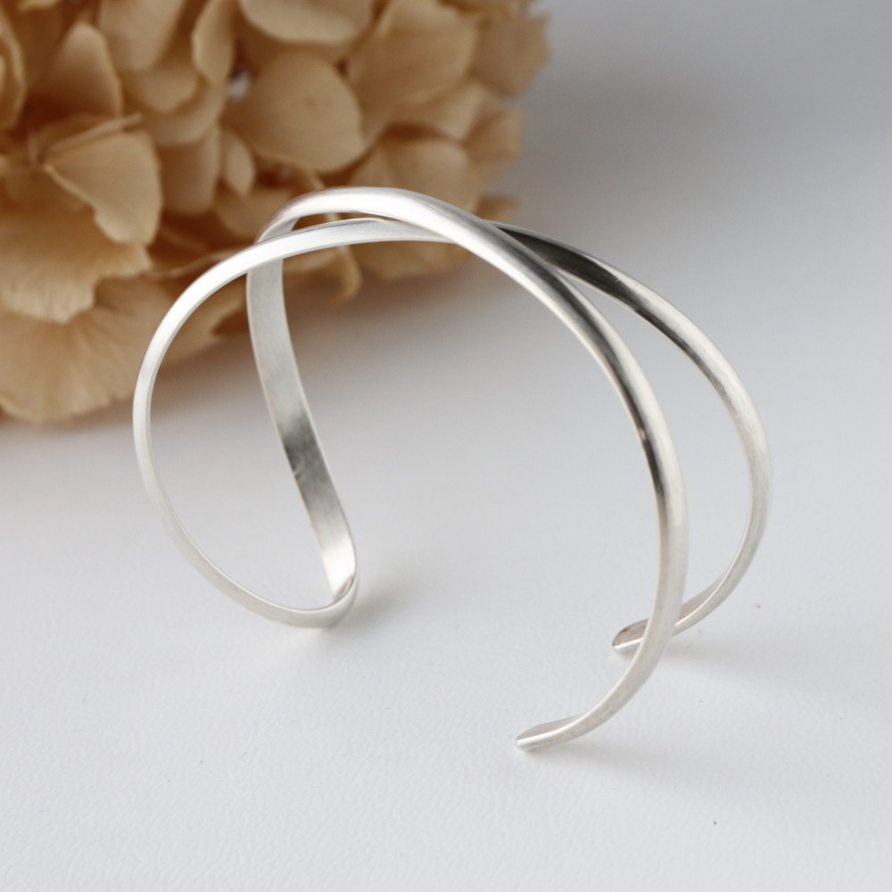 重ね付けできる細め刻印シルバークロスバングル