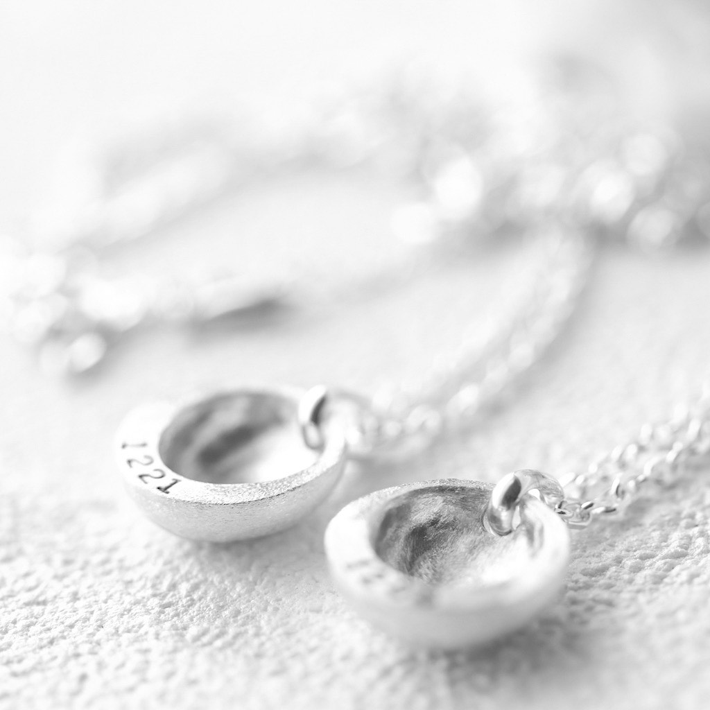 月の刻印ペアネックレス