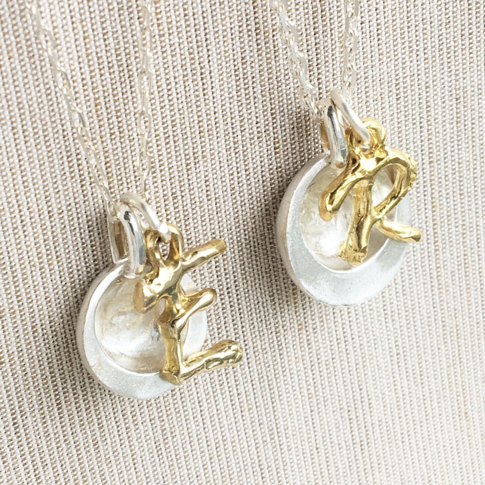 月夜ペアネックレス真鍮アルファベットチャーム付き