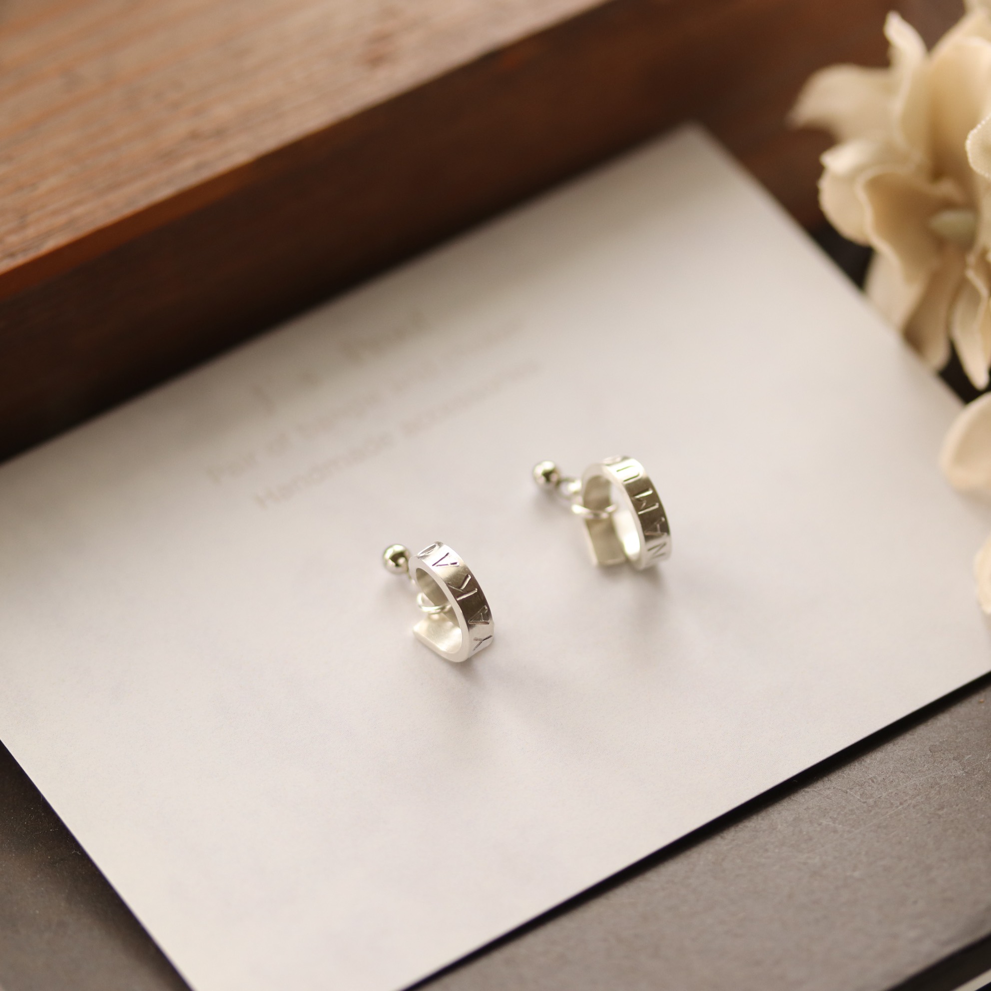 【メルマガ掲載】名入れイニシャル刻印シルバーピアス３ｍｍ幅