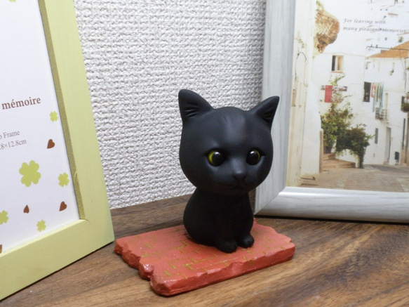 黒子猫とレンガ床 1枚目の画像