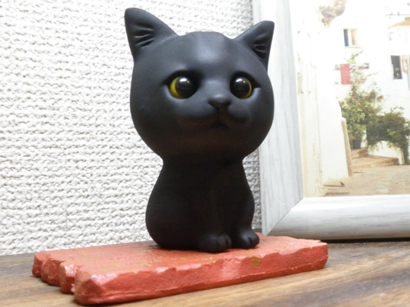 黒子猫とレンガ床 4枚目の画像