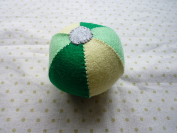 鈴入りボール（緑系） 1枚目の画像