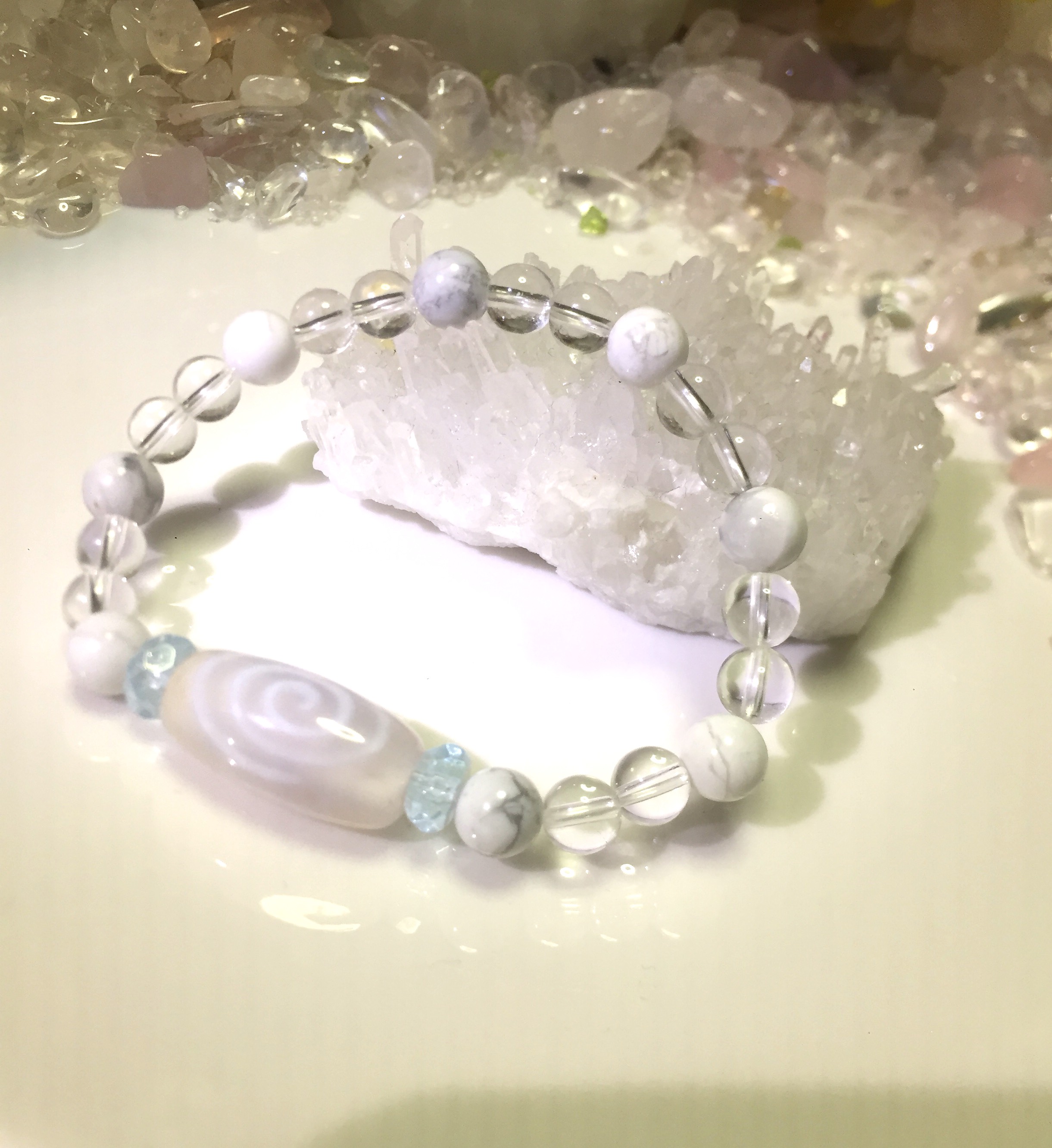 天珠(渦巻)とブルートパーズ ハウライトのブレス