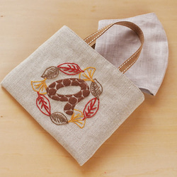 小さな秋の刺繍バッグ（マスク入れなどに） 6枚目の画像