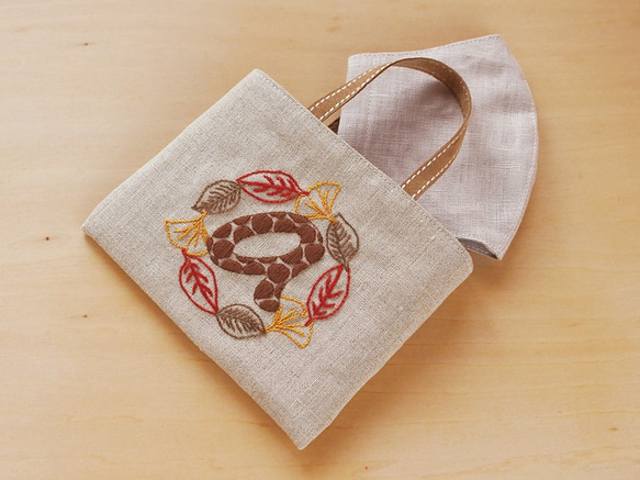 小さな秋の刺繍バッグ（マスク入れなどに） 6枚目の画像