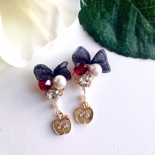白雪姫image♪黒リボンとりんごピアス/イヤリング ピアス（その他