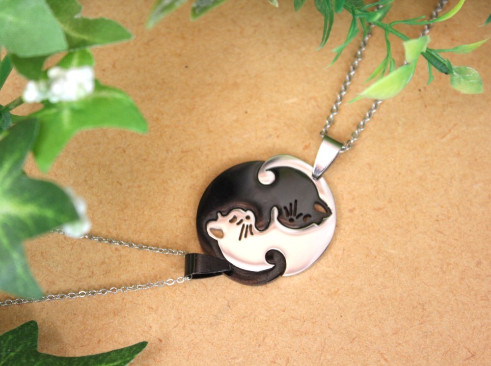 『 温め合うネコ、ペアネックレス 』２本セット