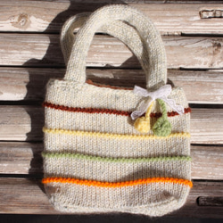 虹色 ミニバッグ。手編み。 1枚目の画像