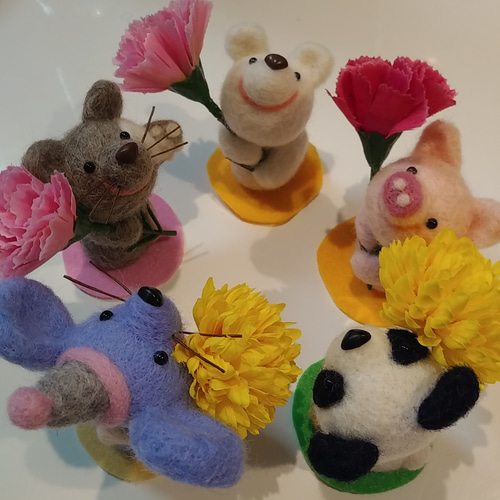 ☆母の日！カーネーションを持ったブタさん☆ 羊毛フェルト