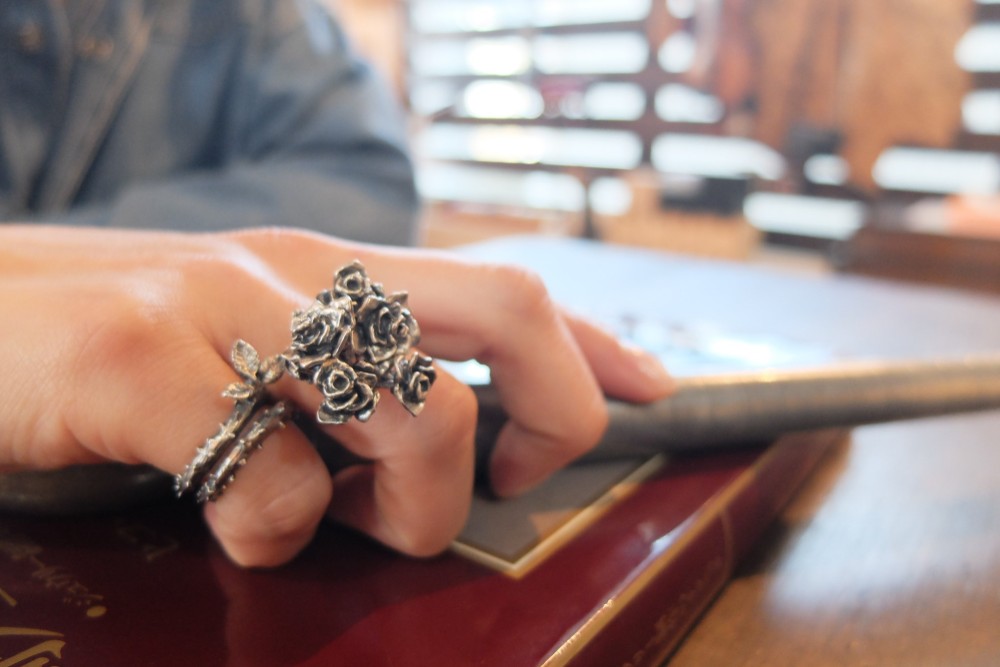 秋に贈ろう薔薇の花束2連リング　バラが揺れる　フリーサイズ　ユニーク　個性的　つけっぱなし？　華奢？？　シルバー925 31,200円