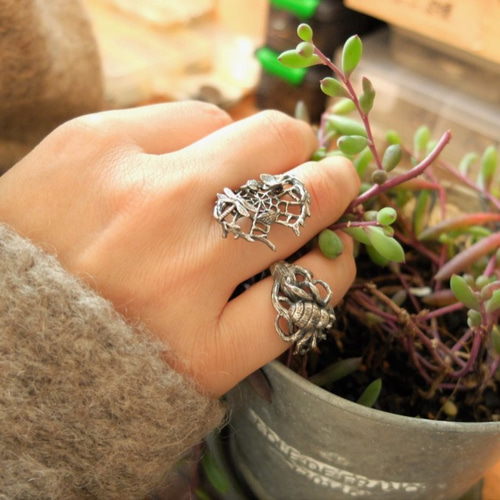 秋にちょっと出てきた蜘蛛2連リング フリーサイズ ユニーク 個性的