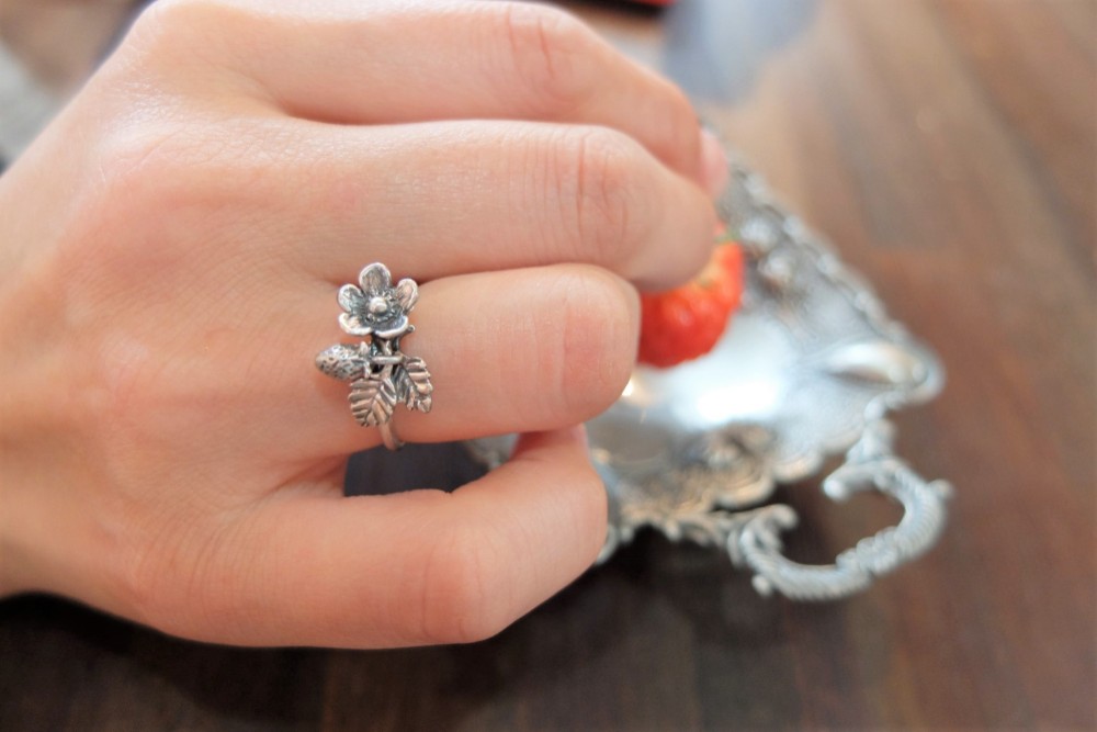 秋にも収穫揺れる苺リング(画像２：食物との合わせが苦手な方すみません、)　ユニーク　個性的　つけっぱなし　シルバー925