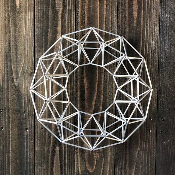 ヒンメリ「ドライフラワー付きリース」野外使用可なアルミ製　幾何学オブジェ　シルバー　クリスマスオーナメント 4枚目の画像