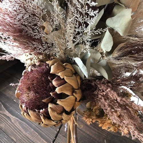 星月猫☆「巨大なアーティチョークとパンパスグラスの大きな自立する