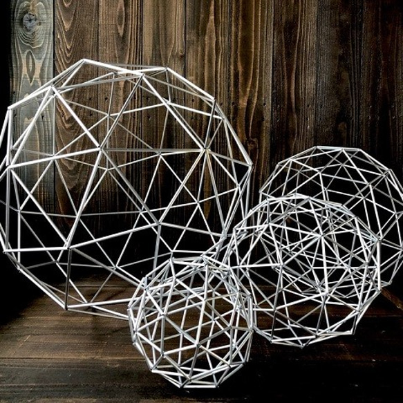 ヒンメリ「惑星」小サイズ 15cm球体オーナメント 野外使用可なアルミ製　幾何学オブジェ　シルバー　クリスマスオーナメン 2枚目の画像