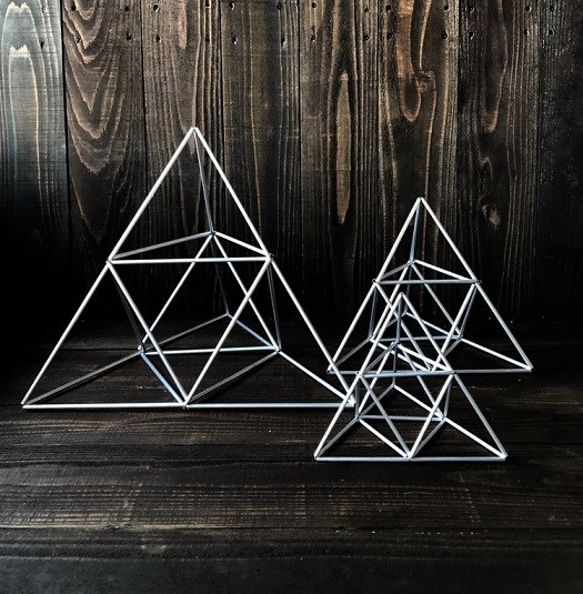 ヒンメリ「ピラミッド」大サイズ　三角型　野外使用可なアルミ製　オプションでサンキャッチャー　幾何学オブジェ　シルバー 4枚目の画像