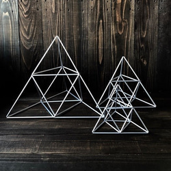 ヒンメリ「ピラミッド」小サイズ　三角型　野外使用可なアルミ製　オプションでサンキャッチャー　幾何学オブジェ　シルバー 2枚目の画像