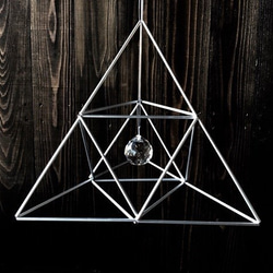 ヒンメリ「ピラミッド」小サイズ　三角型　野外使用可なアルミ製　オプションでサンキャッチャー　幾何学オブジェ　シルバー 3枚目の画像