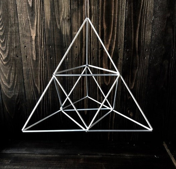 ヒンメリ「ピラミッド」小サイズ　三角型　野外使用可なアルミ製　オプションでサンキャッチャー　幾何学オブジェ　シルバー 4枚目の画像