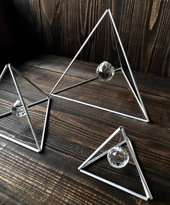 ヒンメリ「シンプルピラミッド」中サイズ　三角型　野外使用可なアルミ製　オプションでサンキャッチャー　幾何学オブジェ　シル 1枚目の画像