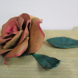 エンボス加工革のバラを染色はつまん形作る咲きます 2枚目の画像