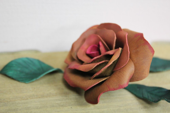 エンボス加工革のバラを染色はつまん形作る咲きます 3枚目の画像
