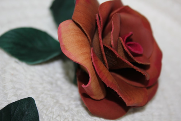 エンボス加工革のバラを染色はつまん形作る咲きます 4枚目の画像