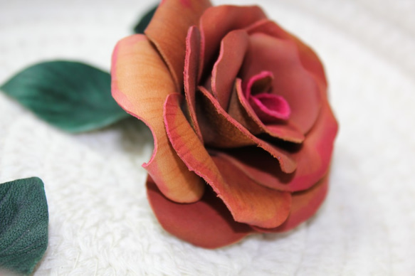エンボス加工革のバラを染色はつまん形作る咲きます 5枚目の画像