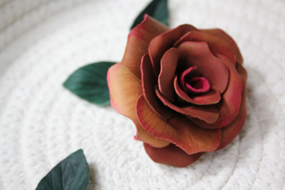 エンボス加工革のバラを染色はつまん形作る咲きます 6枚目の画像