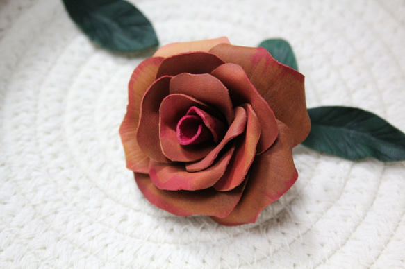 エンボス加工革のバラを染色はつまん形作る咲きます 7枚目の画像