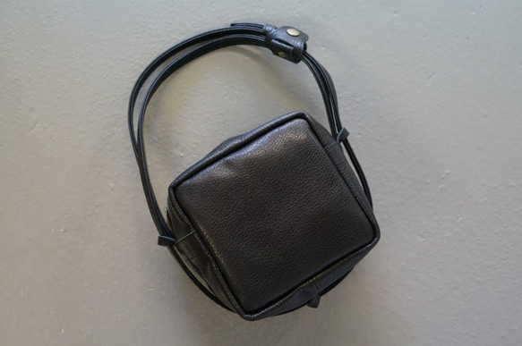 艶ブラックレザーキューブポシェット◎内装キーホルダー付き：ポケット機能充実しています。 1枚目の画像