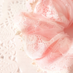 【オーガンジー&レース】オーガンジーと国産花柄レースのシュシュ☆ペールピンク(キュービックジルコニアのチャーム付き） 3枚目の画像