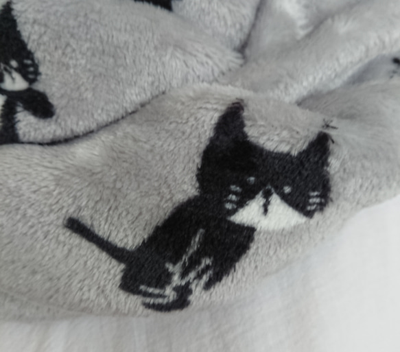 標準タイプ(約22✕75)毛布のように温かく柔らかなフランネルのスヌード☆ネコ/猫/ねこ柄☆グレー/黒 2枚目の画像