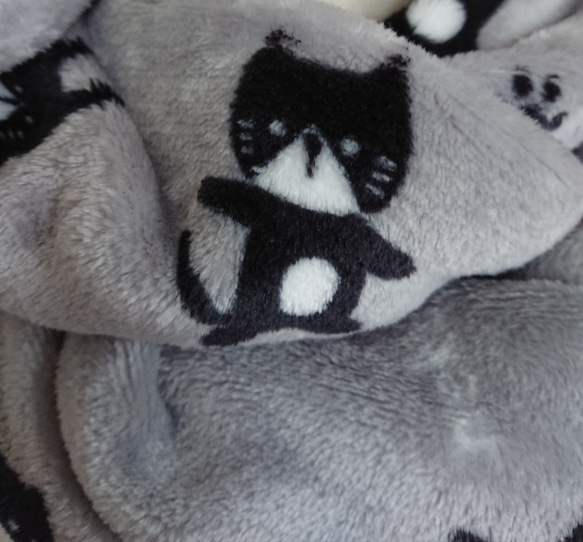 標準タイプ(約22✕75)毛布のように温かく柔らかなフランネルのスヌード☆ネコ/猫/ねこ柄☆グレー/黒 3枚目の画像