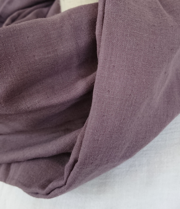 二重巻きタイプ(約25✕150)春～秋にオススメ☆ふっくら厚みのあるトリプルガーゼのスヌード☆ダークパープル/紫 2枚目の画像