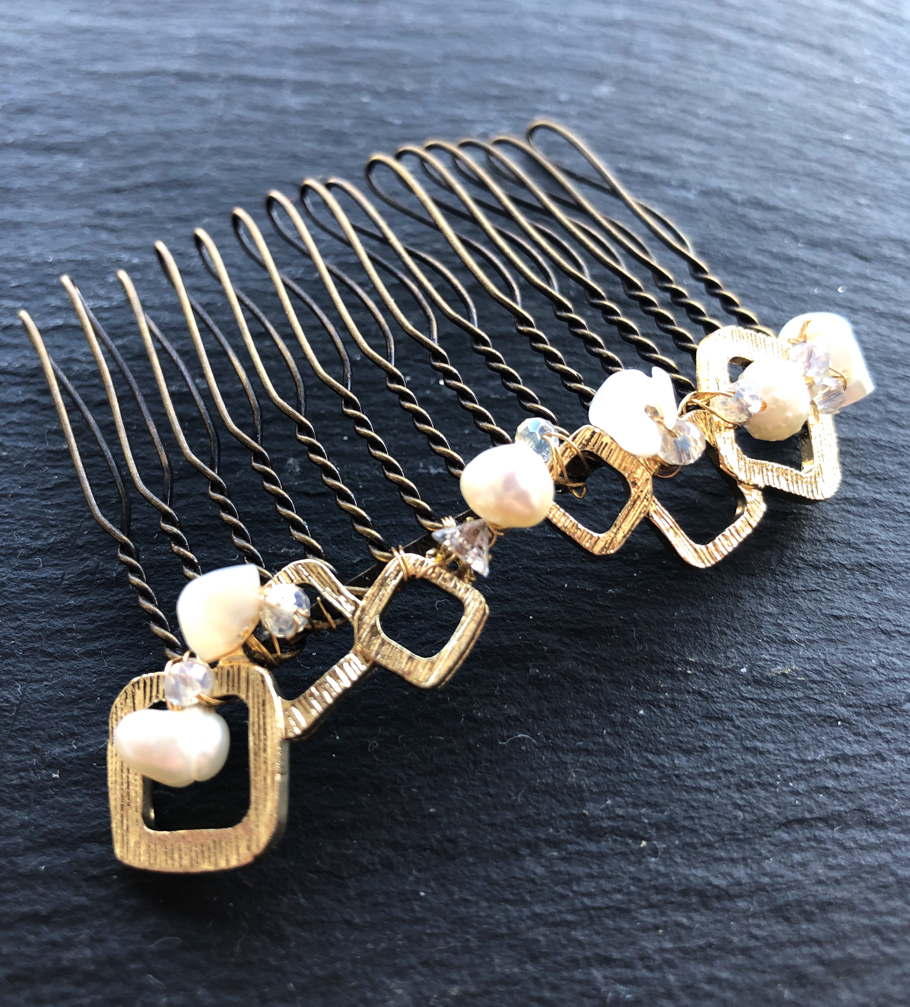 淡水パールとさざれ天然石のスクエア透かしコーム