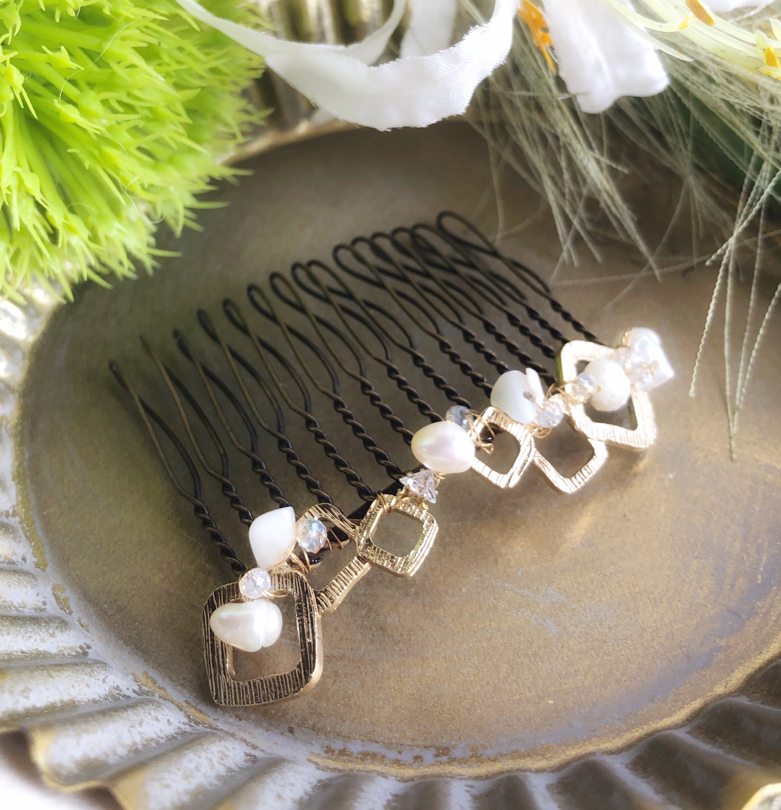 淡水パールとさざれ天然石のスクエア透かしコーム